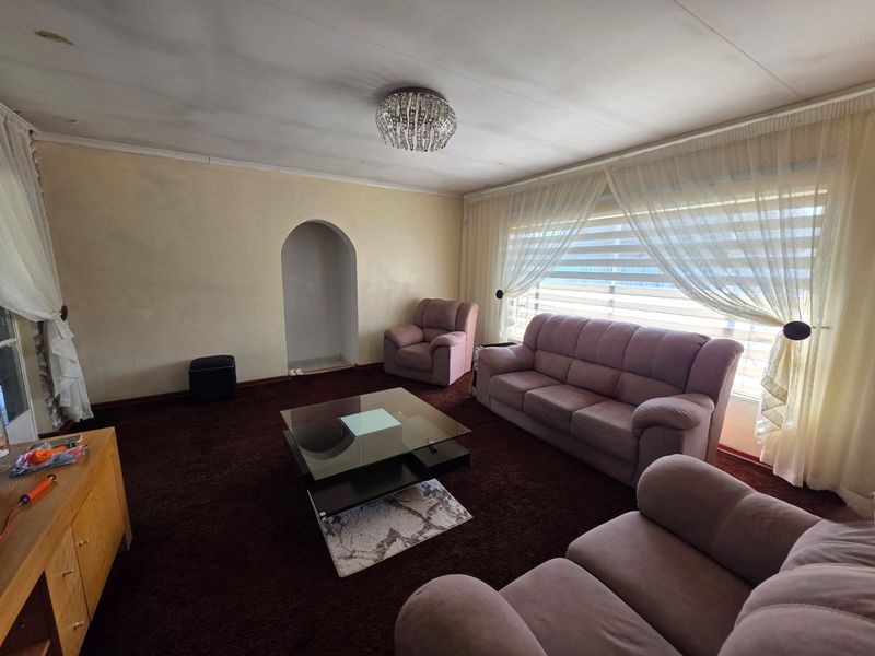 Beautiful 5-Bedroom Family Home for Sale in Arcon Park - Photo 3