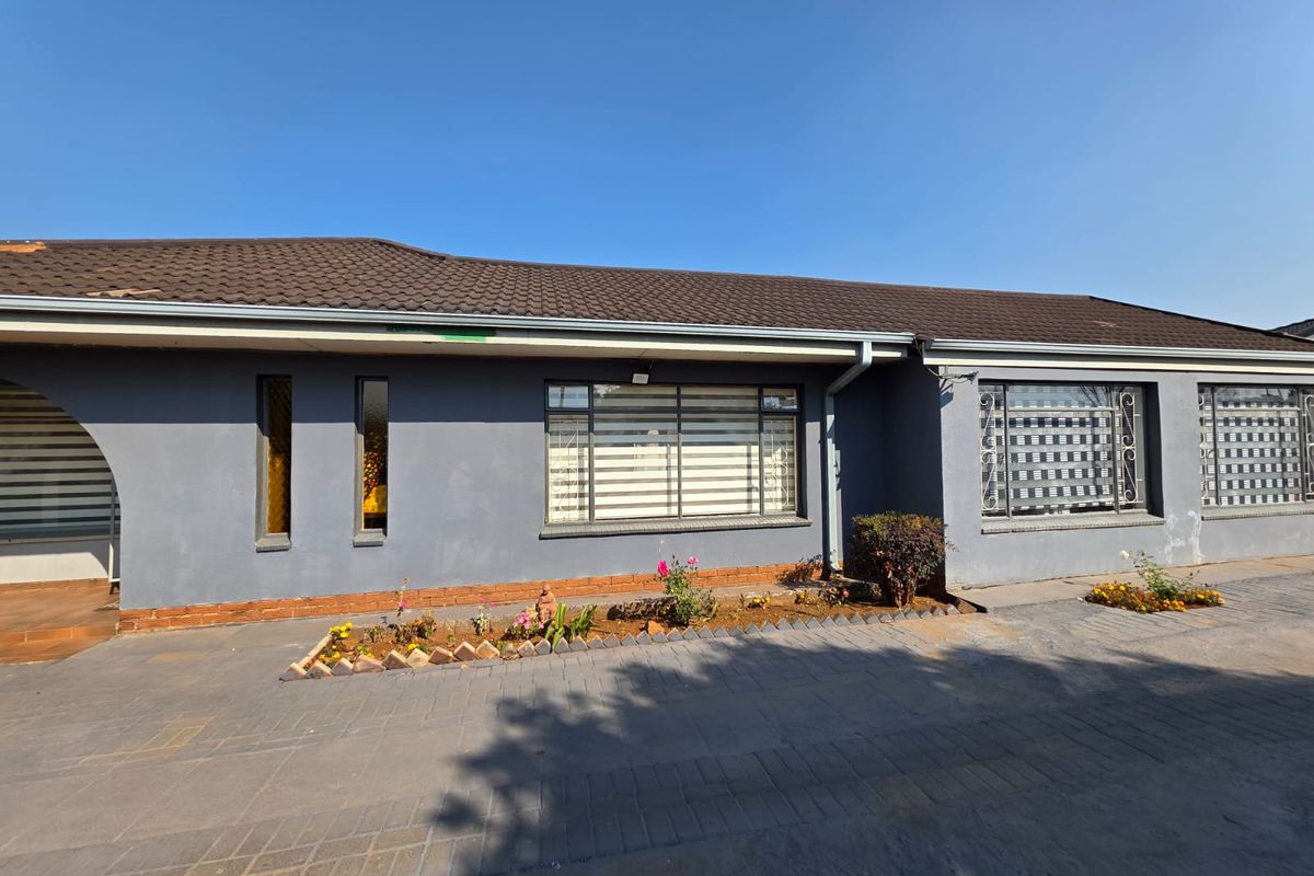 Beautiful 5-Bedroom Family Home for Sale in Arcon Park - Photo 2