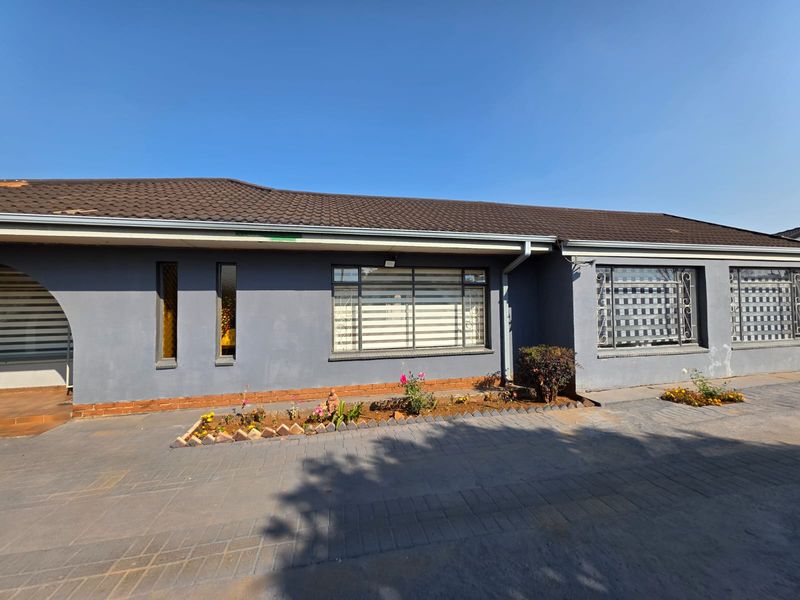 Beautiful 5-Bedroom Family Home for Sale in Arcon Park - Photo 2