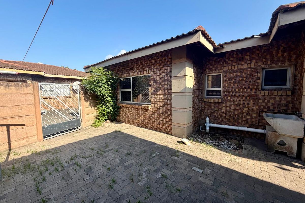Charming 2 Bedroom Townhouse for Sale in Arboretum, Richards Bay White Pear Gardens Complex - Photo 4