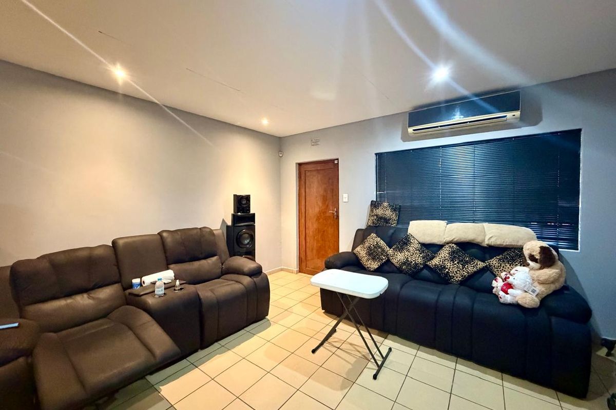 Charming 2 Bedroom Townhouse for Sale in Arboretum, Richards Bay White Pear Gardens Complex - Photo 2