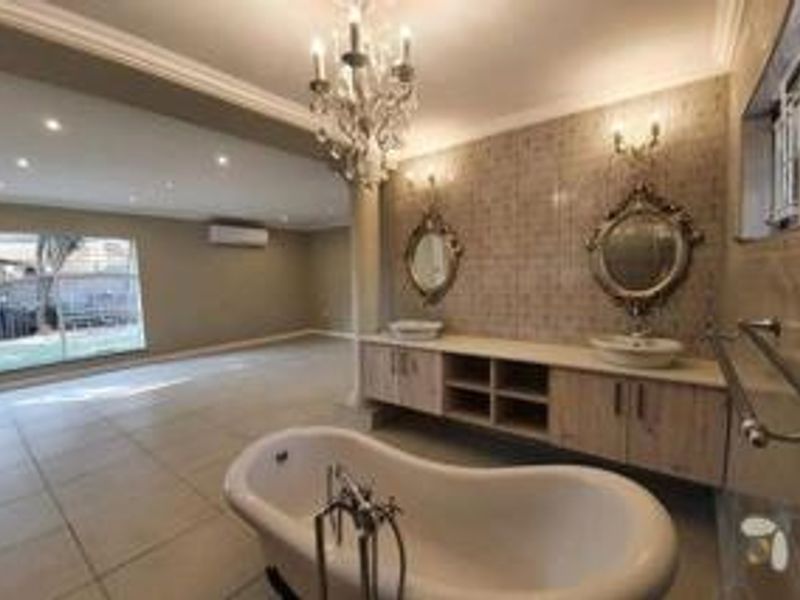 Stunning 6- Bedroom Home - Freeway Park Boksburg Prepaid Electricity and Water - Photo 10