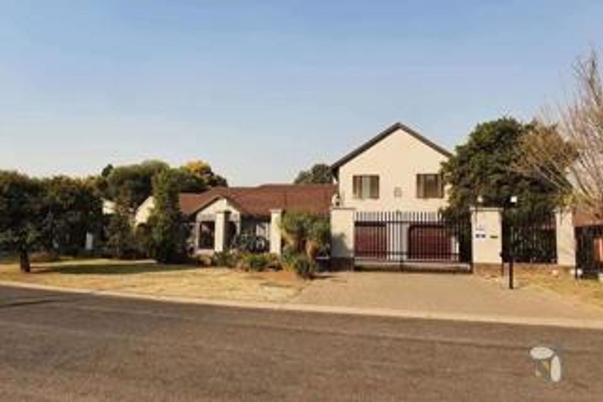 Stunning 6- Bedroom Home - Freeway Park Boksburg Prepaid Electricity and Water - Photo 2