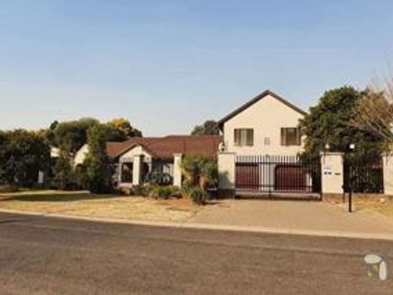 Stunning 6- Bedroom Home - Freeway Park Boksburg Prepaid Electricity and Water - Photo 2