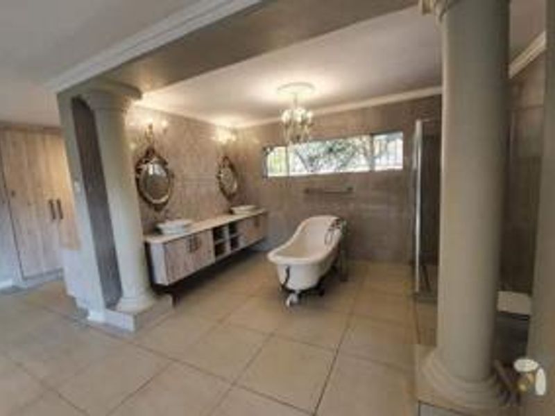 Stunning 6- Bedroom Home - Freeway Park Boksburg Prepaid Electricity and Water - Photo 9