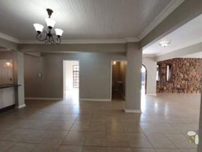 Stunning 6- Bedroom Home - Freeway Park Boksburg Prepaid Electricity and Water - Photo 8