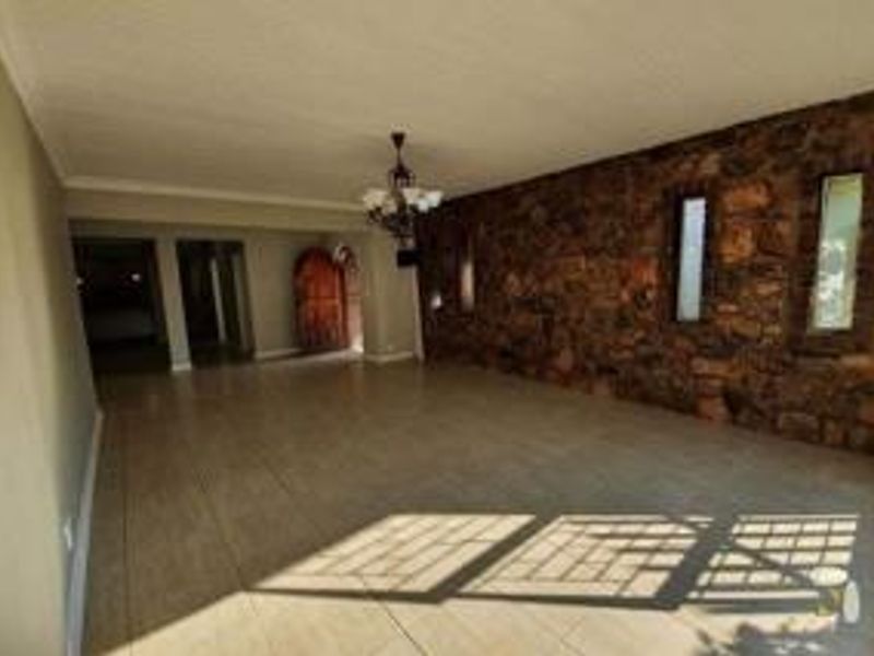 Stunning 6- Bedroom Home - Freeway Park Boksburg Prepaid Electricity and Water - Photo 6