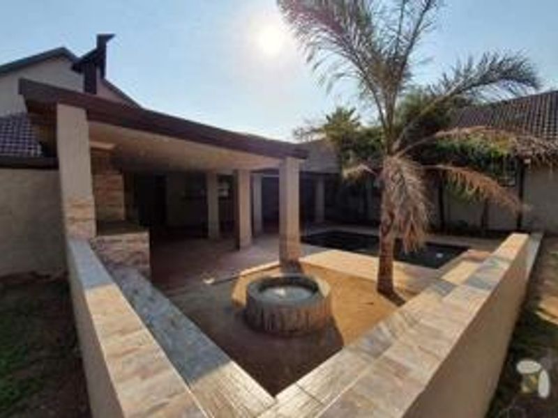 Stunning 6- Bedroom Home - Freeway Park Boksburg Prepaid Electricity and Water - Photo 3