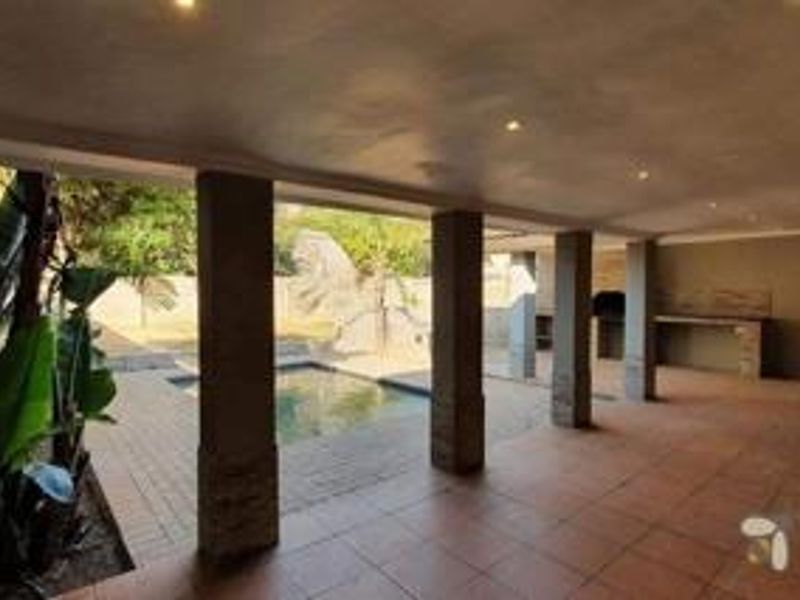Stunning 6- Bedroom Home - Freeway Park Boksburg Prepaid Electricity and Water - Photo 5