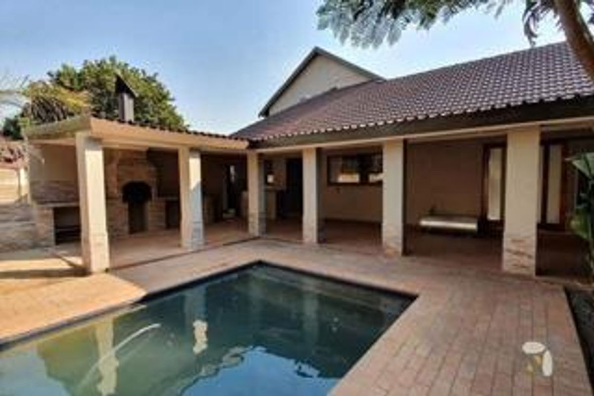 Stunning 6- Bedroom Home - Freeway Park Boksburg Prepaid Electricity and Water - Photo 4