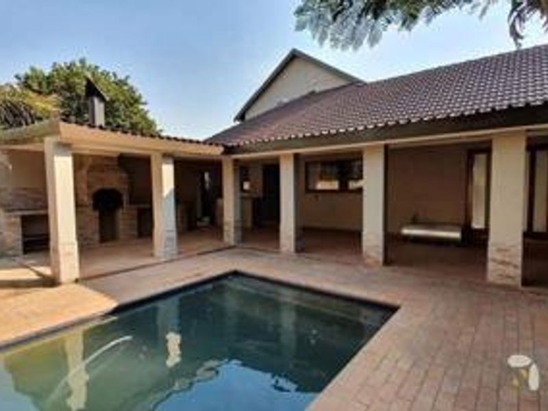 Stunning 6- Bedroom Home - Freeway Park Boksburg Prepaid Electricity and Water - Photo 4