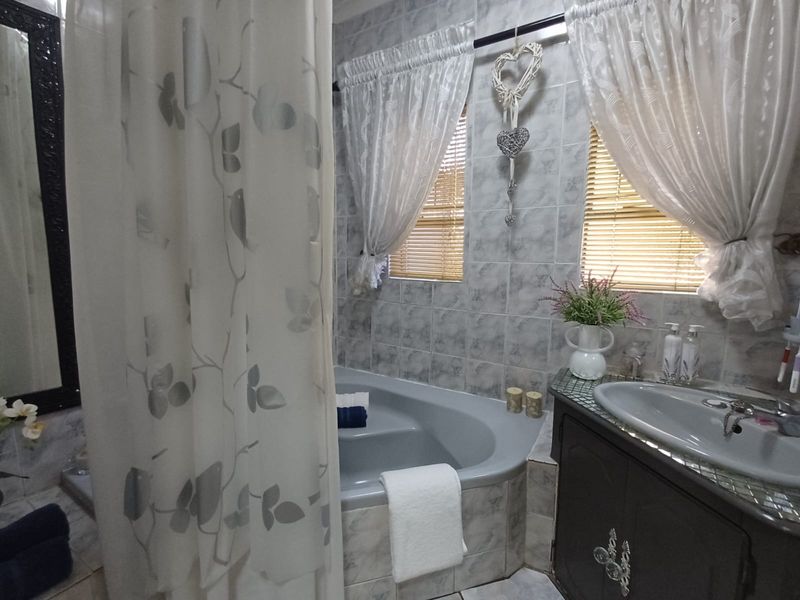 Perfect House For Sale In SE 6. - Photo 6