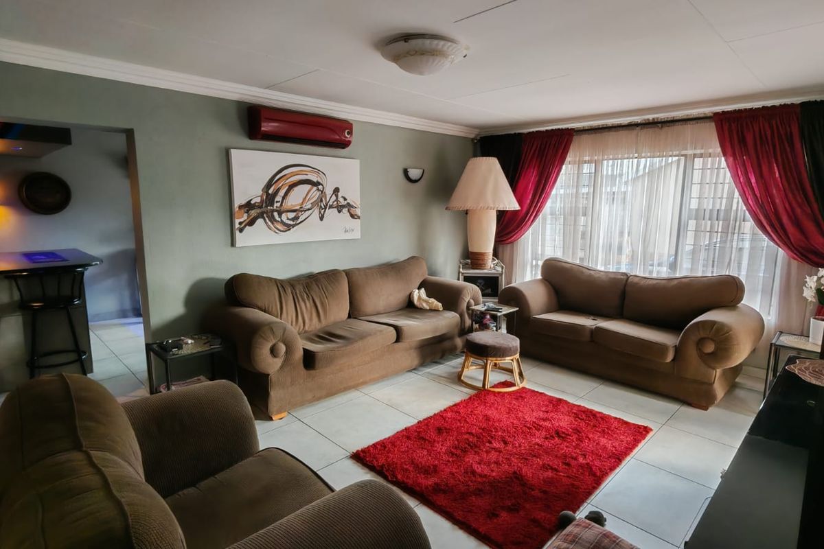 Stylish Low-Maintenance Home in a Secure Complex - Dalview - Photo 2