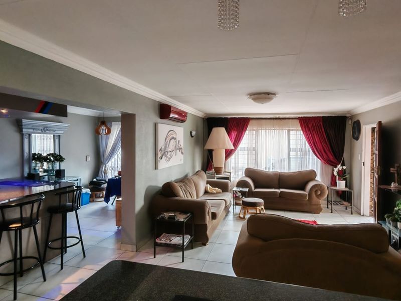Stylish Low-Maintenance Home in a Secure Complex - Dalview - Photo 5