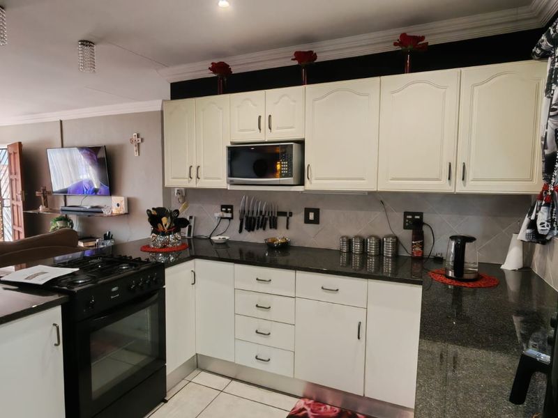 Stylish Low-Maintenance Home in a Secure Complex - Dalview - Photo 7