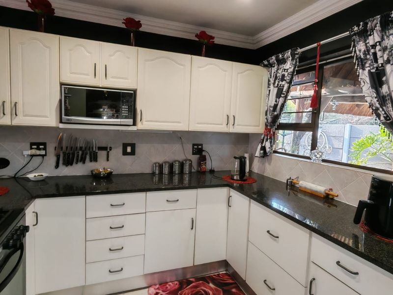 Stylish Low-Maintenance Home in a Secure Complex - Dalview - Photo 6