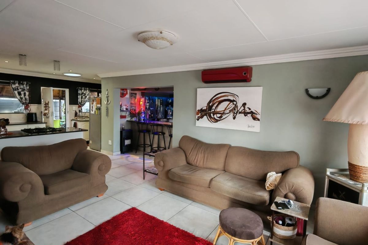 Stylish Low-Maintenance Home in a Secure Complex - Dalview - Photo 4