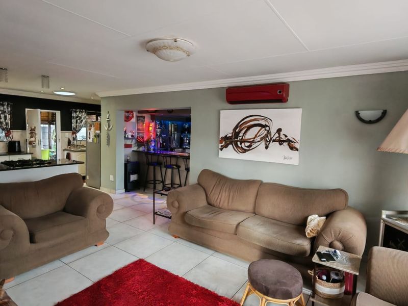 Stylish Low-Maintenance Home in a Secure Complex - Dalview - Photo 4