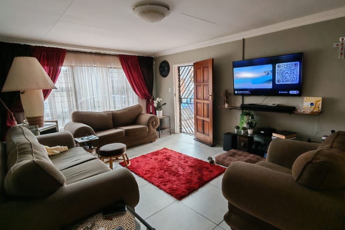 Stylish Low-Maintenance Home in a Secure Complex - Dalview - Photo 3