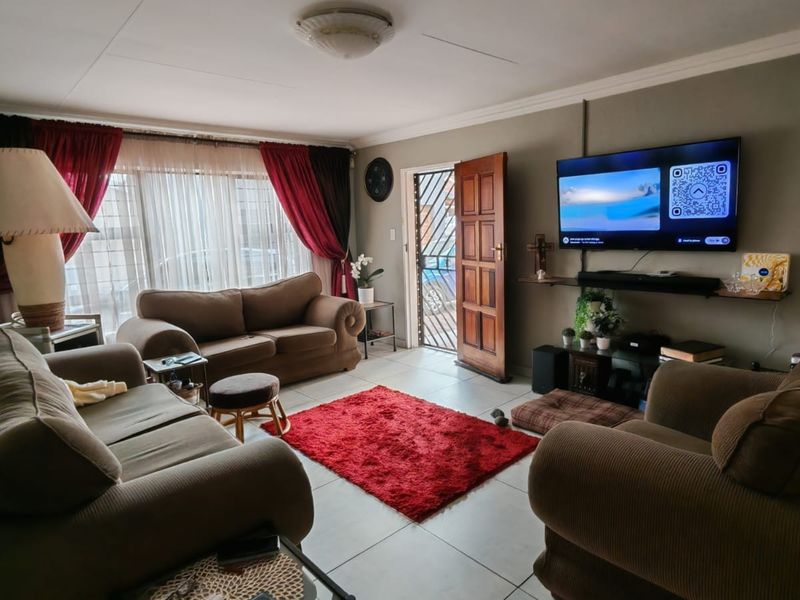 Stylish Low-Maintenance Home in a Secure Complex - Dalview - Photo 3