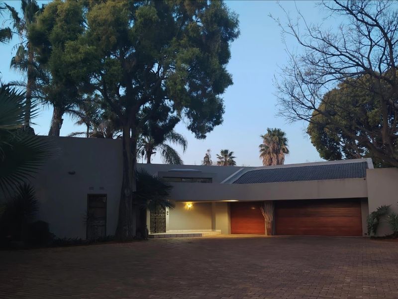 Luxury Family Living in the Heart of Sonneveld Estate - Photo 1