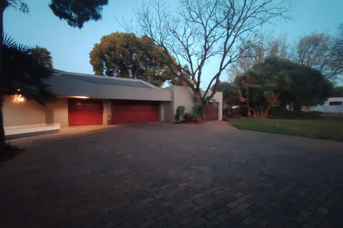 Luxury Family Living in the Heart of Sonneveld Estate - Photo 2