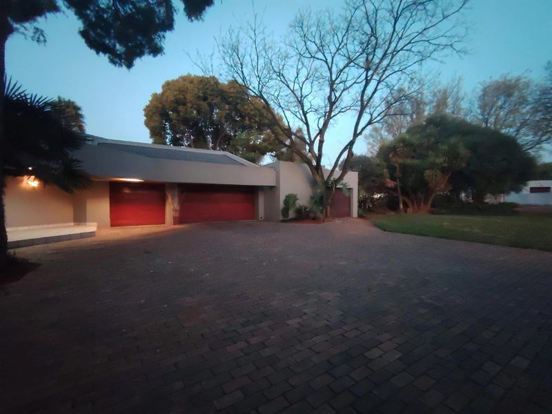 Luxury Family Living in the Heart of Sonneveld Estate - Photo 2