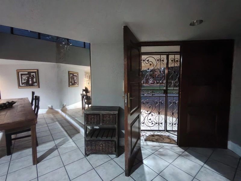 Luxury Family Living in the Heart of Sonneveld Estate - Photo 4