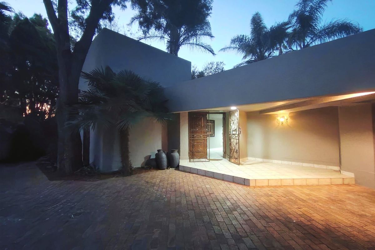 Luxury Family Living in the Heart of Sonneveld Estate - Photo 3