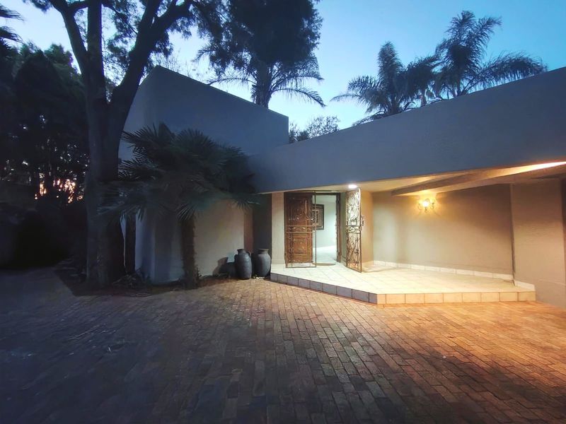 Luxury Family Living in the Heart of Sonneveld Estate - Photo 3