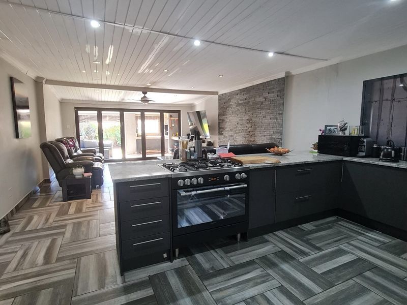 Modern, Spacious Family Home at an Unbeatable Price. - Photo 6
