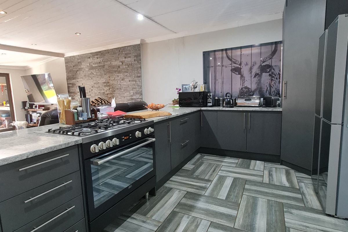 Modern, Spacious Family Home at an Unbeatable Price. - Photo 2