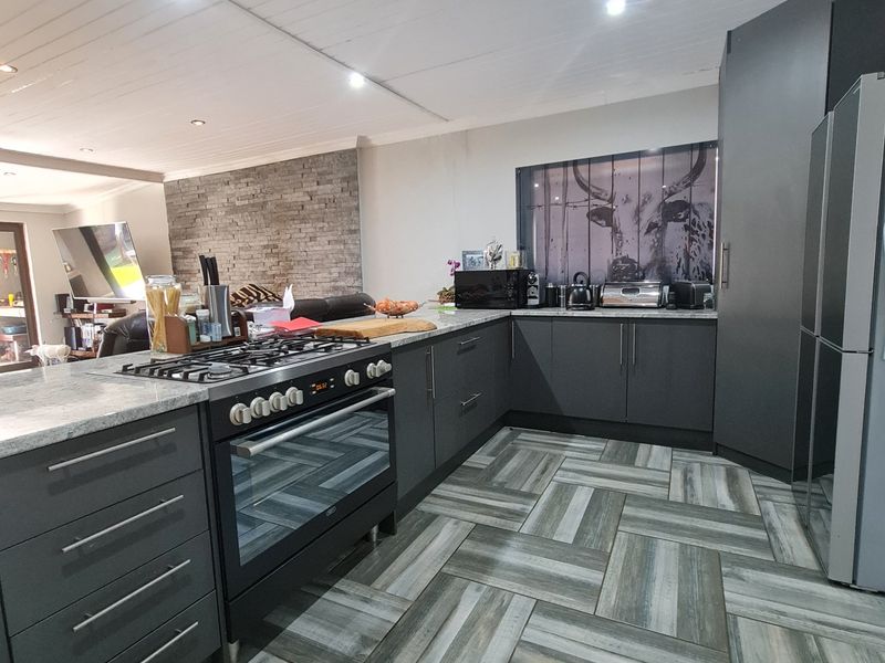 Modern, Spacious Family Home at an Unbeatable Price. - Photo 2
