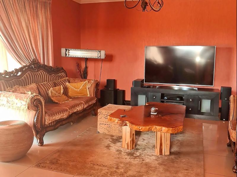 Luxury Family Living in Eligwa Estate, Three Rivers East. - Photo 8