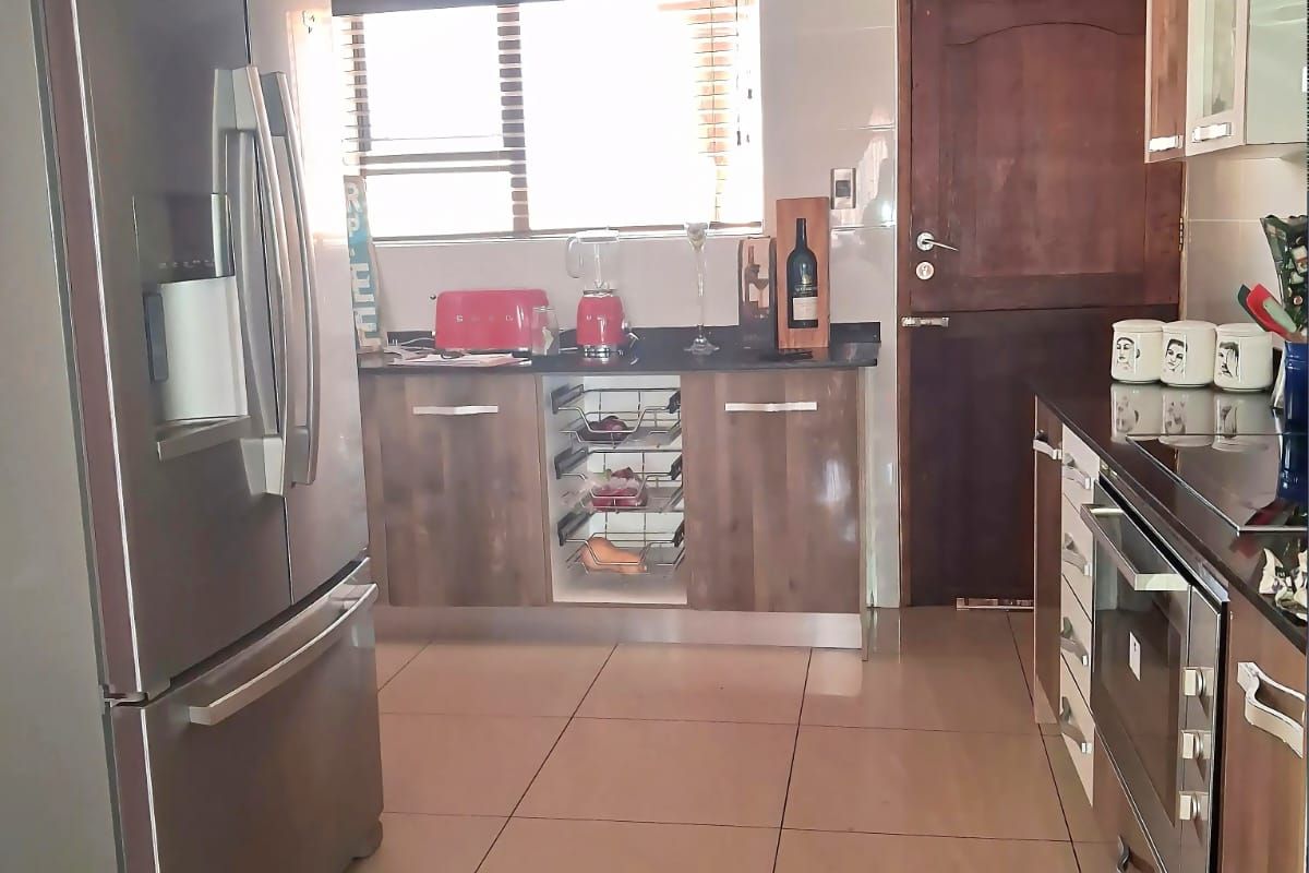 Luxury Family Living in Eligwa Estate, Three Rivers East. - Photo 2