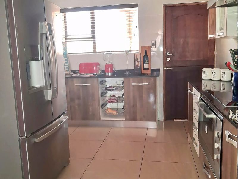 Luxury Family Living in Eligwa Estate, Three Rivers East. - Photo 2