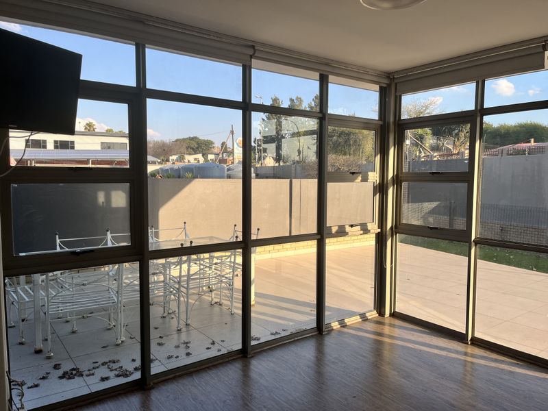 Executive 3-Bedroom Garden Apartment To Rent in Bedfordview - Photo 2