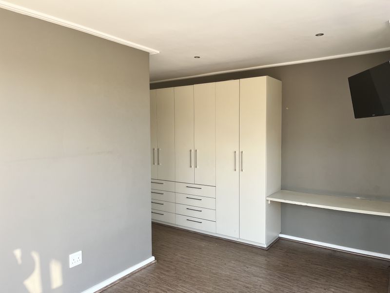 Executive 3-Bedroom Garden Apartment To Rent in Bedfordview - Photo 4