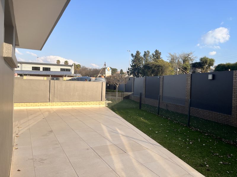 Executive 3-Bedroom Garden Apartment To Rent in Bedfordview - Photo 7