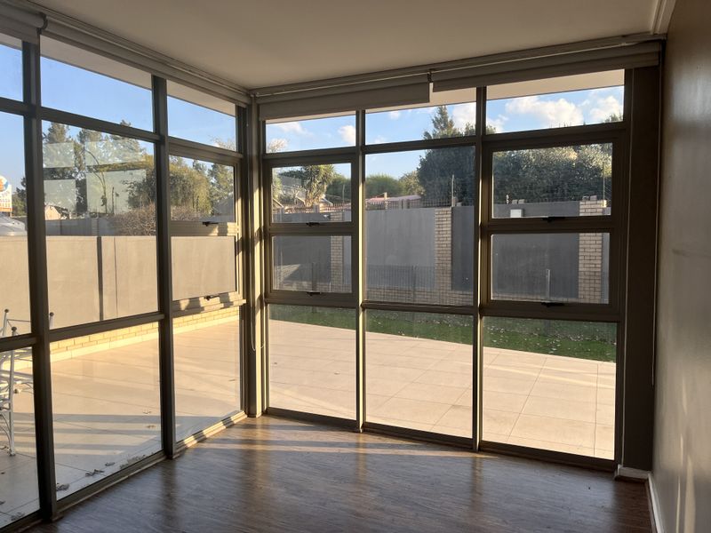 Executive 3-Bedroom Garden Apartment To Rent in Bedfordview - Photo 3