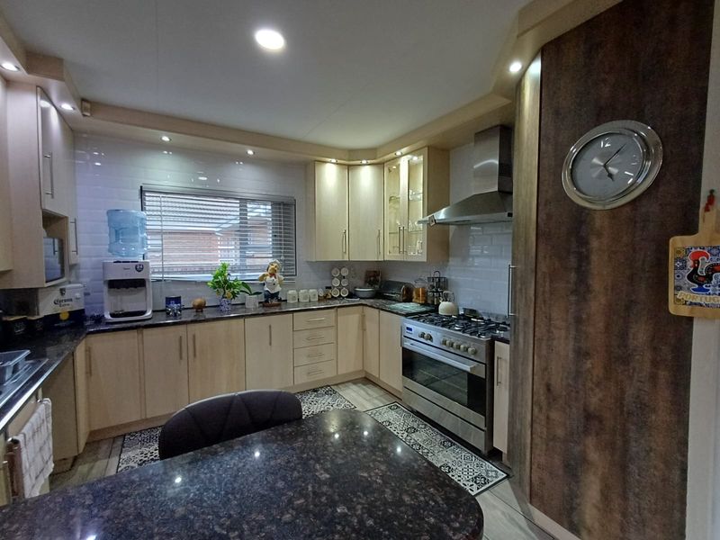 Full Title Townhouse Up For Grabs In The Serine SW 5. - Photo 9