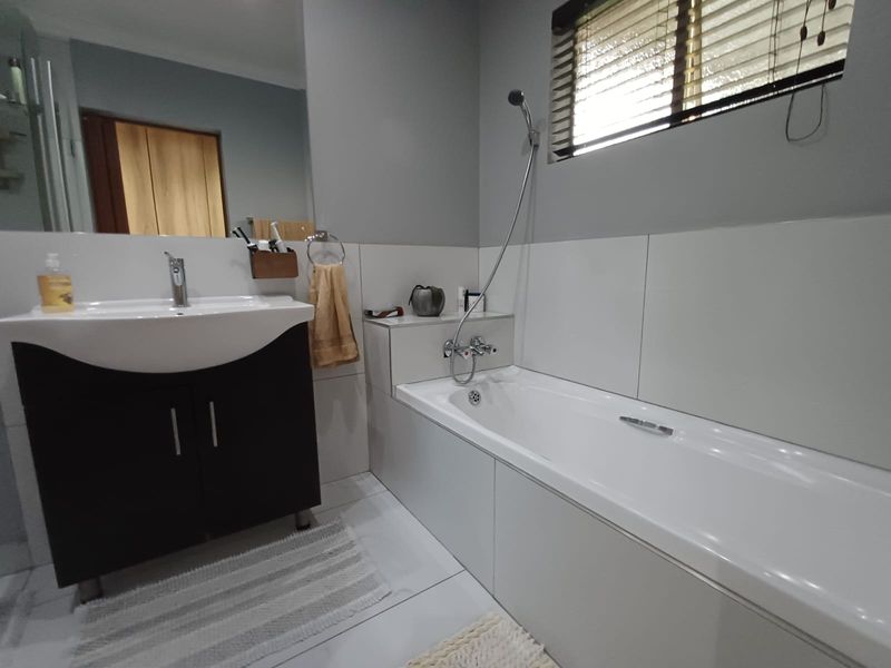 Full Title Townhouse Up For Grabs In The Serine SW 5. - Photo 7