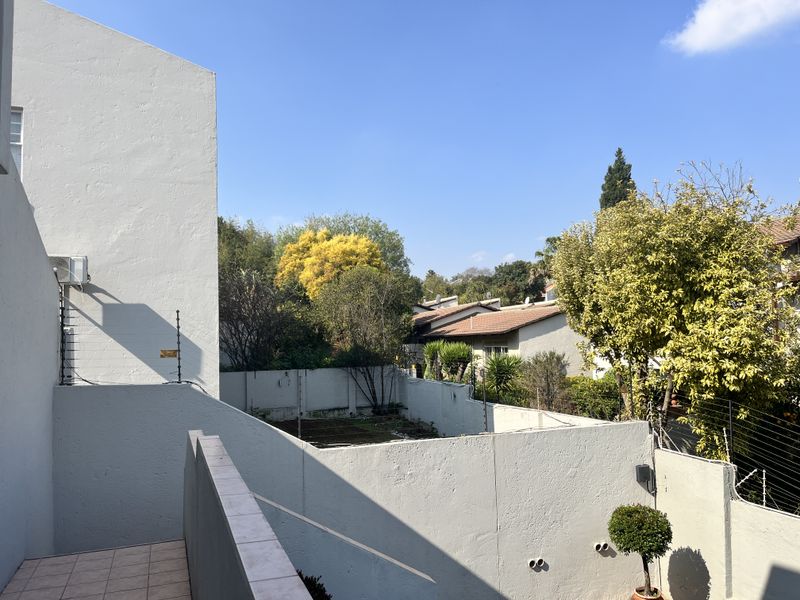 Spacious 3-Bedroom Duplex Townhouse To Rent in Secure Rivonia Complex - Photo 9