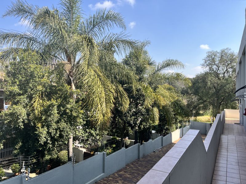 Spacious 3-Bedroom Duplex Townhouse To Rent in Secure Rivonia Complex - Photo 10