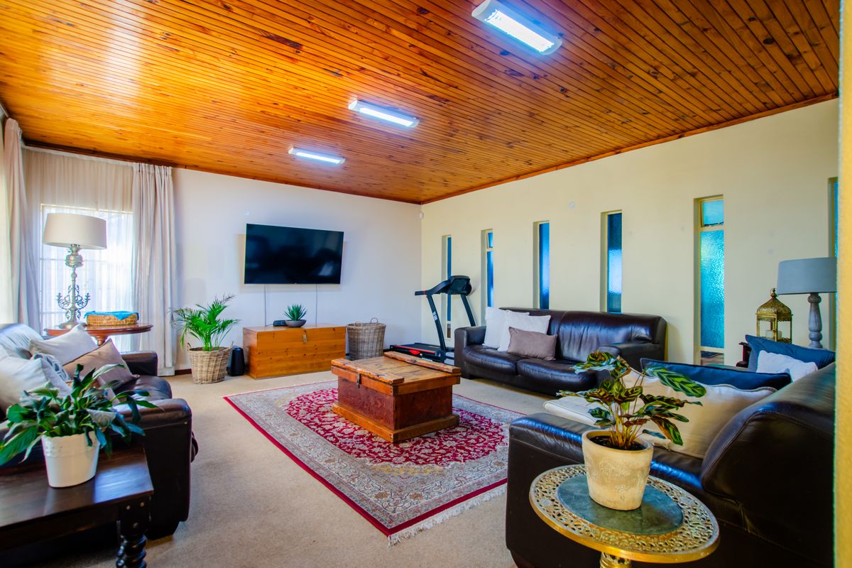 EXCLUSIVE MANDATE - Your Forever Family Home with Flatlet, Borehole & Beautiful Garden - Photo 3