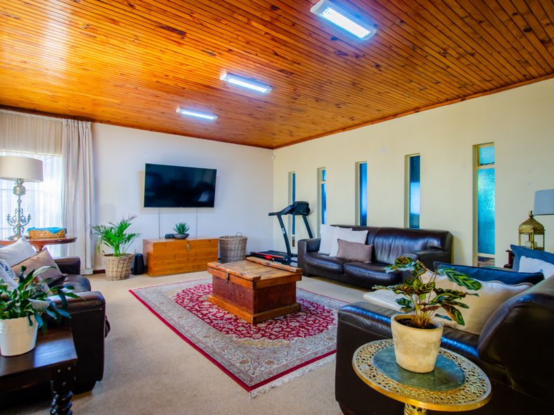 EXCLUSIVE MANDATE - Your Forever Family Home with Flatlet, Borehole & Beautiful Garden - Photo 3