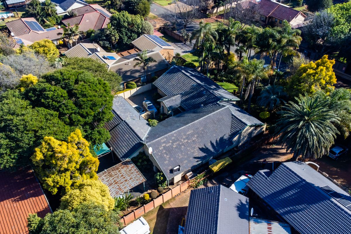 EXCLUSIVE MANDATE - Your Forever Family Home with Flatlet, Borehole & Beautiful Garden - Photo 2