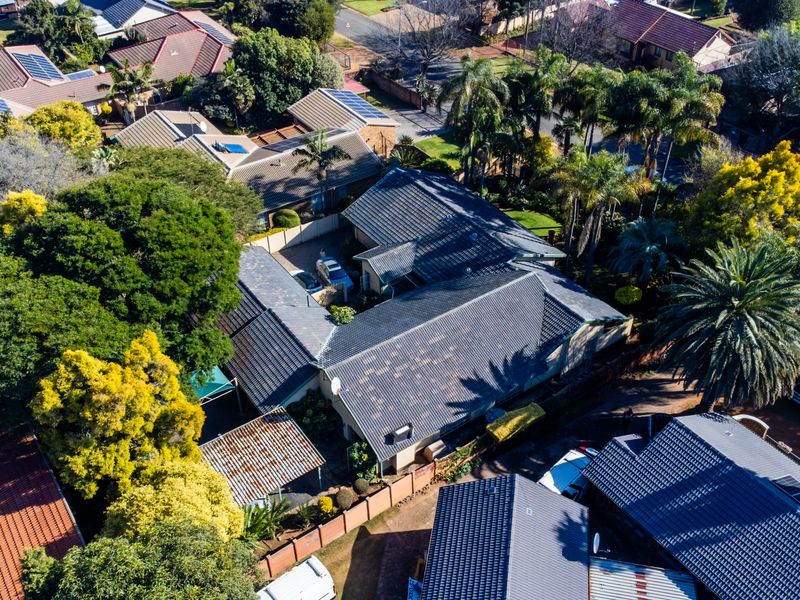 EXCLUSIVE MANDATE - Your Forever Family Home with Flatlet, Borehole & Beautiful Garden - Photo 2