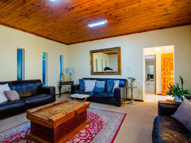 EXCLUSIVE MANDATE - Your Forever Family Home with Flatlet, Borehole & Beautiful Garden - Photo 8