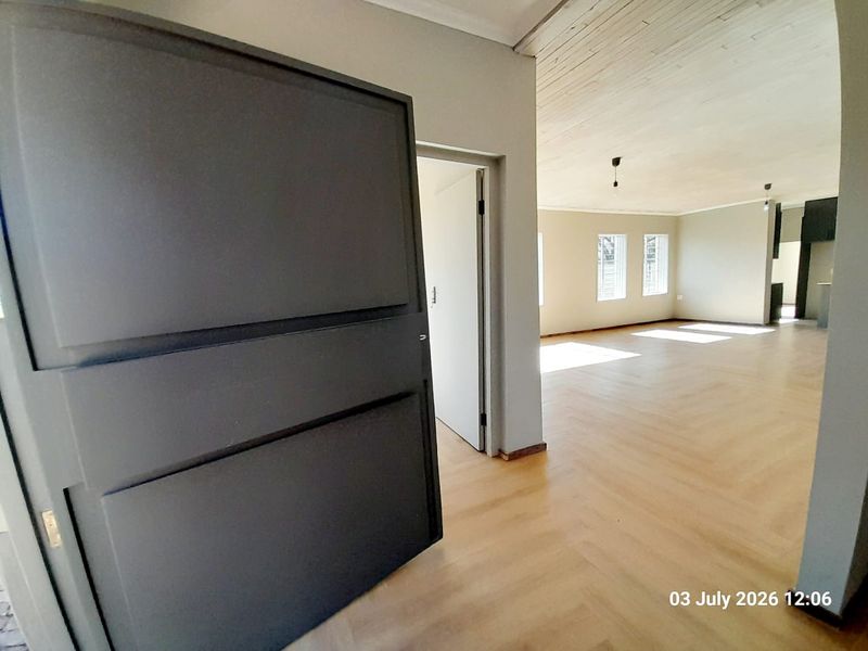 Modern with Granny flat.  Full electric fence. Newly renovated - Photo 4